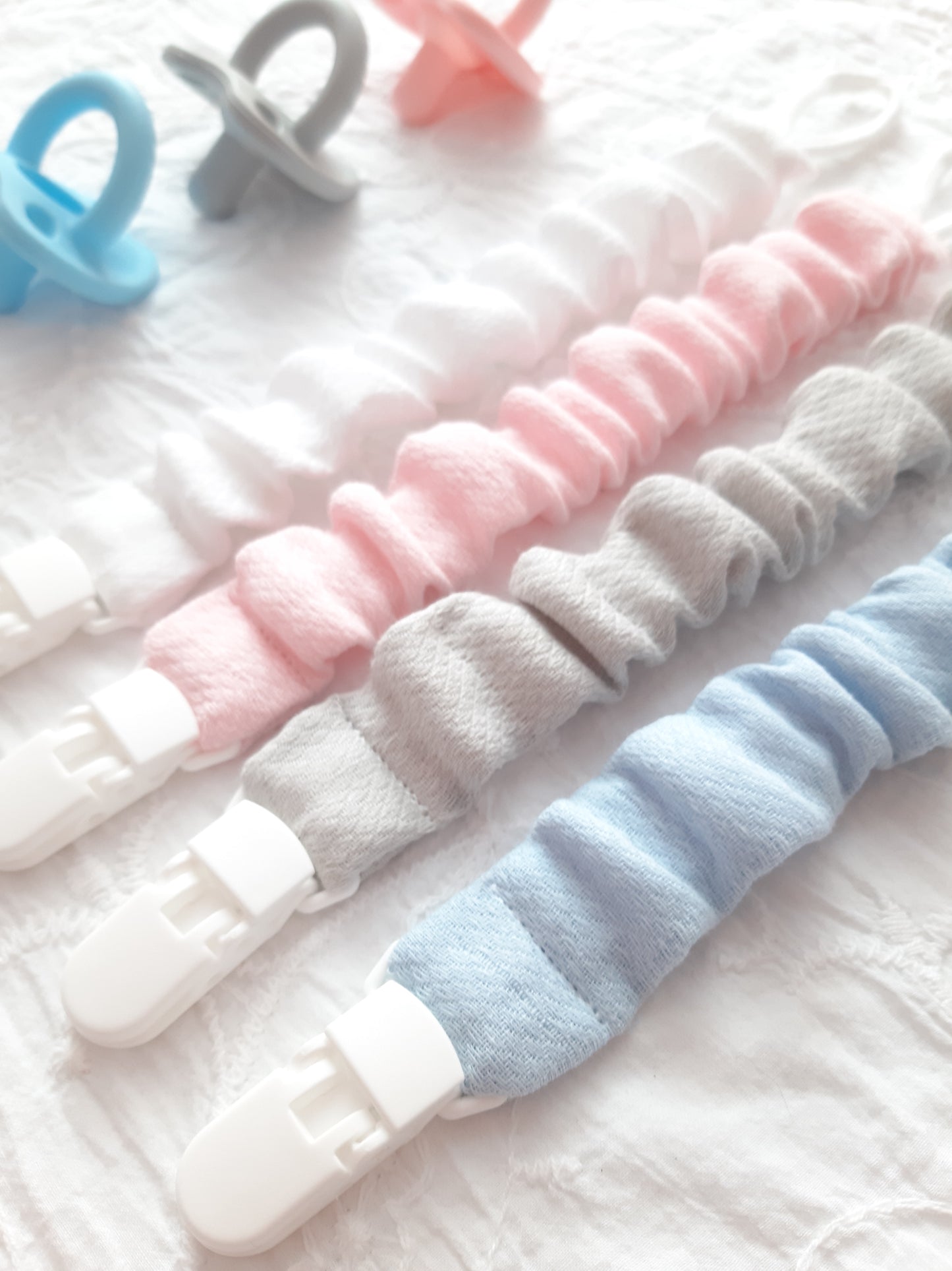 CUDDLES Pacifier Clip