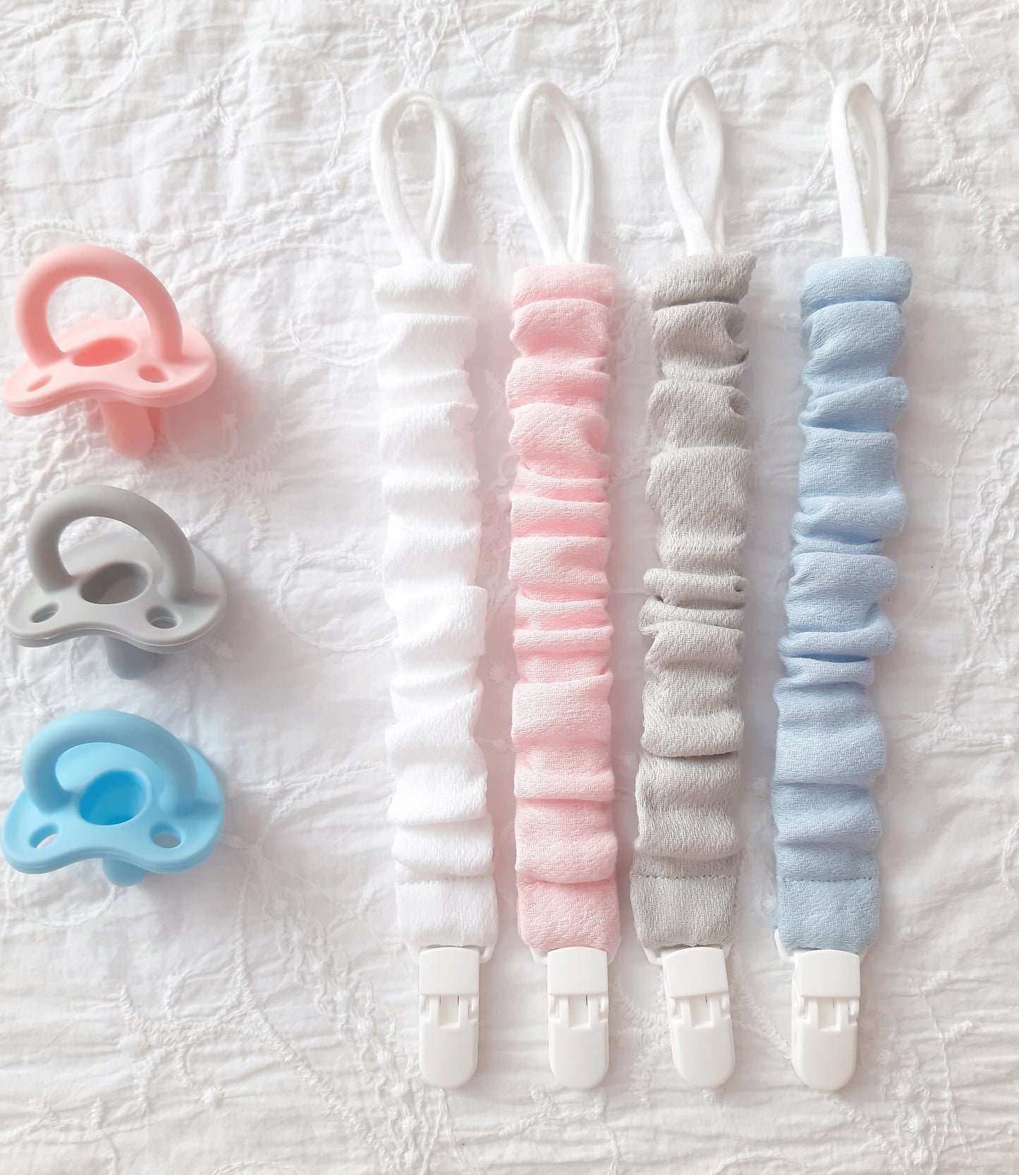 CUDDLES Pacifier Clip