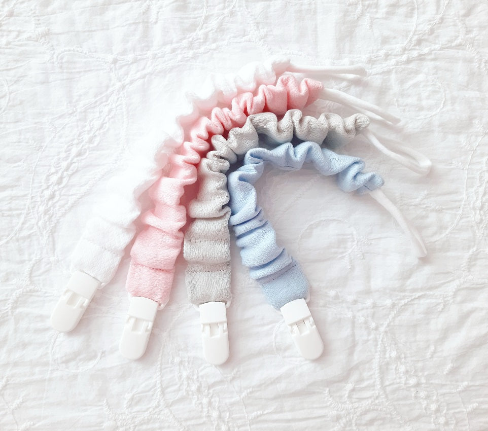CUDDLES Pacifier Clip